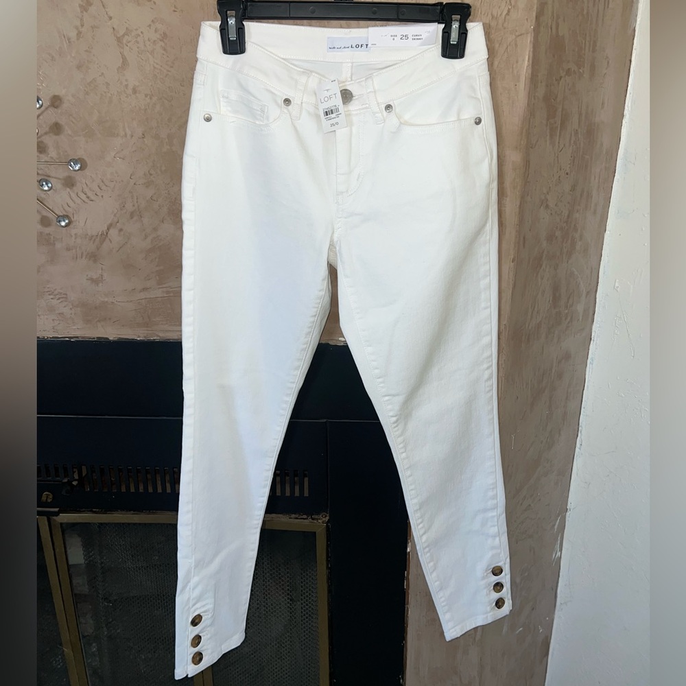 NWT LOFT Curvy Skinny White Jeans – Size 25 – Button Ankle Detail